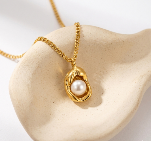 The Aura Pearl Pendant Necklace – Fluid Gold Edition