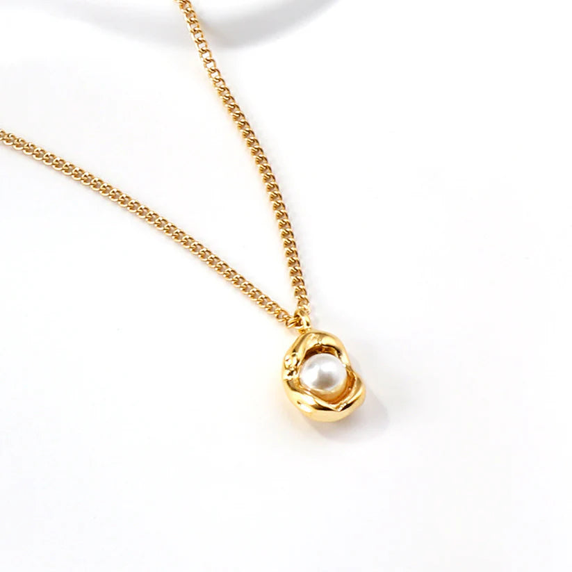 The Aura Pearl Pendant Necklace – Fluid Gold Edition